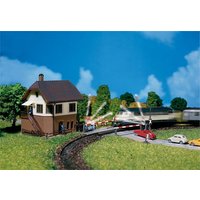 Bahnübergang mit Stellwerk