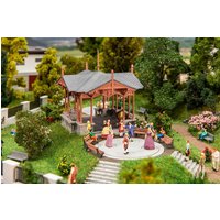 Musikpavillon mit tanzenden Figuren