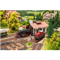 Segmentdrehscheibe mit Lokschuppen