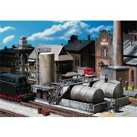 Öllager mit Dieseltankstelle und Ölkran