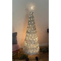 Spetebo Künstlicher Weihnachtsbaum Spiral Weihnachtsbaum 150 cm mit 120 LED   silber  Kunst Tannenbaum mit Stern Spitze für Außen und Innen